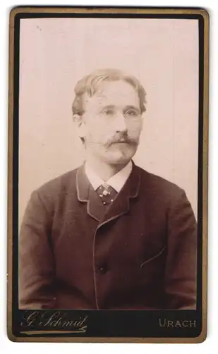 Fotografie G. Schmid, Urach, Portrait bürgerlicher Herr mit Krawatte und Schnurrbart