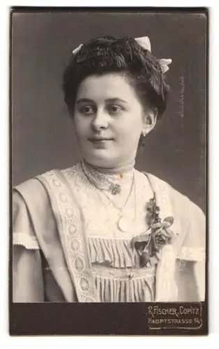 Fotografie R. Fischer, Copitz, Hauptstrasse 14, Portrait junge Dame im hübschen Kleid mit Amulett