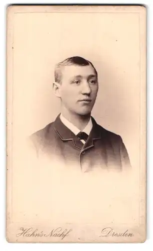 Fotografie G. Chr. Hahn Nachf., Dresden, Waisenhaus-Str. 34, Portrait stattlicher Herr in modischer Kleidung mit Fliege