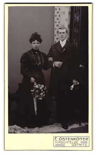 Fotografie E. Ostenkötter, Hirschfelde, Ehepaar mit Blumenstrauss