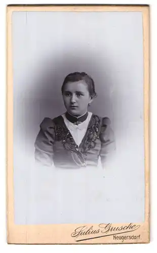 Fotografie Julius Grusche, Neugersdorf, Mädchen im bestickten Kleid