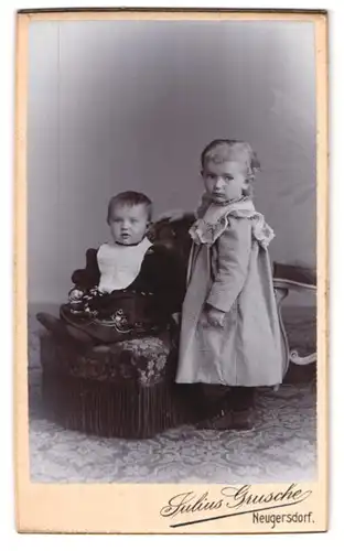 Fotografie Julius Grusche, Neugersdorf, Geschwister mit Sessel