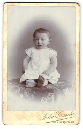 Fotografie Julius Grusche, Neugersdorf, Säugling in weissem Kleidchen