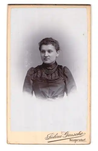 Fotografie Julius Grusche, Neugersdorf, Fräulein mit Perlenkette