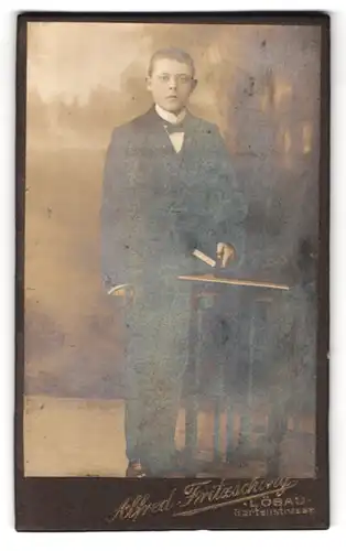 Fotografie Alfred Fritzsching, Löbau, Gartenstrasse, Knabe mit Buch