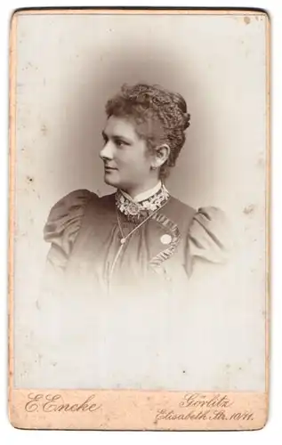 Fotografie E. Encke, Görlitz, Elisabeth Strasse 10 / 11, Attraktive junge Frau im schönen Kleid