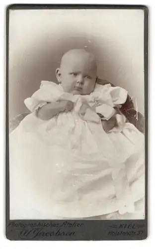 Fotografie W. Jacobsen, Kiel, Holstenstrasse 57, Süsses Baby in weissem Kleidchen