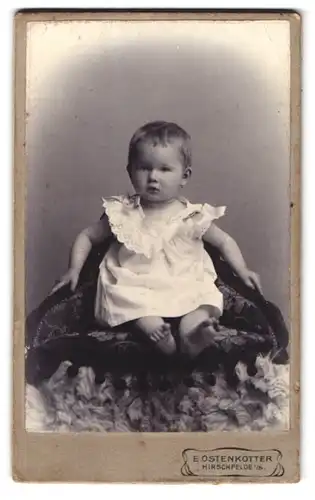 Fotografie E. Ostenkötter, Hirschfelde i. S., Süsses Kleinkind in niedlicher Pose
