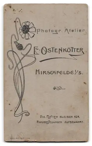 Fotografie E. Ostenkötter, Hirschfelde i. S., Süsses Kleinkind in niedlicher Pose