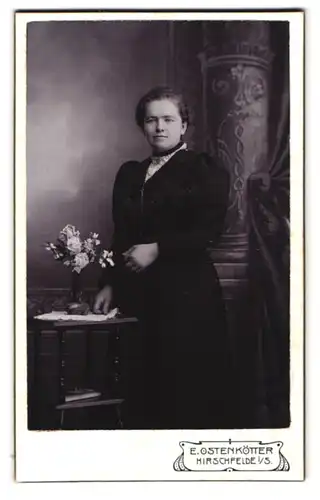 Fotografie E. Ostenkötter, Hirschfelde i. S., Junge Dame im schönen Abendkleid