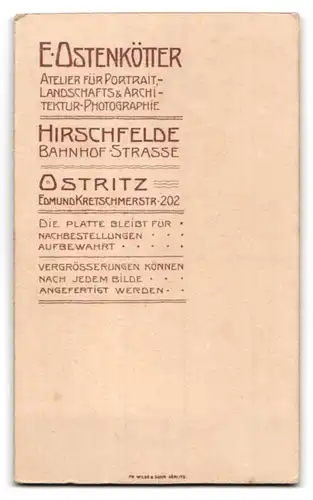 Fotografie E. Ostenkötter, Hirschfelde / Ostritz, Bahnhofstrasse, Junges Mädchen im hübschen Kleid