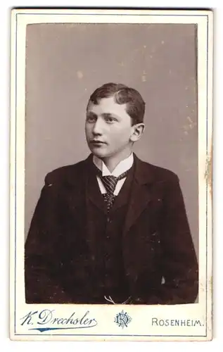 Fotografie K. Drechsler, Rosenheim, Stollstrasse 8, Junger Mann im Anzug im Portrait
