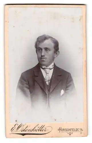 Fotografie E. Ostenkötter, Hirschfelde i. S., Junger Mann mit Schnauzer im Anzug