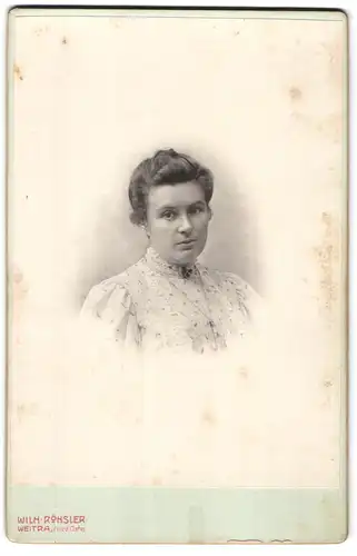 Fotografie Wilhelm Röhsler, Weitra, Unterer Ortsplatz 36, Portrait bürgerliche Dame in zeitgenössischer Kleidung