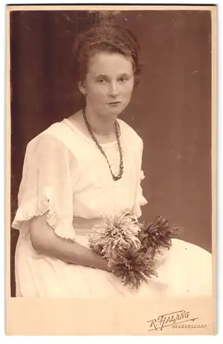 Fotografie R. Halang, Neugersdorf, Portrait junge Dame in weisser Kleidung mit Blumen