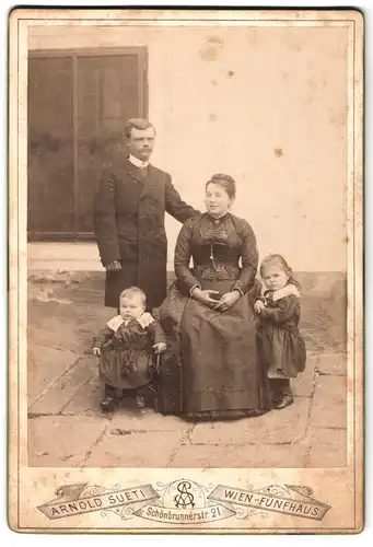 Fotografie Arnold Sueti, Wien-Fünfhaus, Schönbrunnerstrasse 21, Portrait bürgerliches Paar mit zwei kleinen Kindern