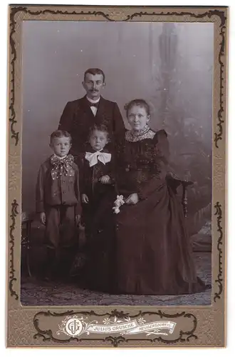 Fotografie Julius Grusche, Neugersdorf i / S., Portrait bürgerliches Paar mit zwei Söhnen