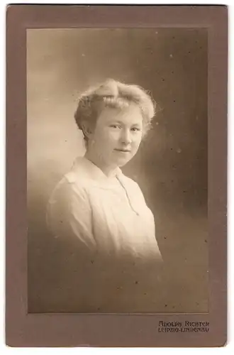 Fotografie Adolph Richter, Leipzig-Lindenau, Portrait junge Dame mit blonden Haaren