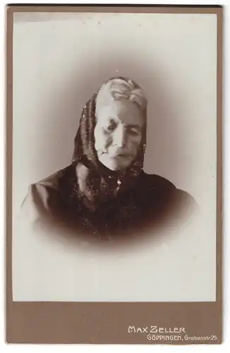 Fotografie Max Zeller, Göppingen, Grabenstrasse 25, Portrait ältere Dame mit Kopftuch