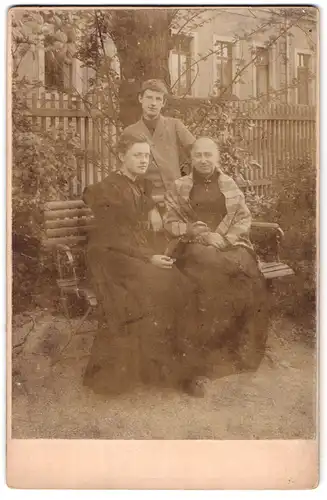 Fotografie unbekannter Fotograf und Ort, Portrait ältere Dame mit jungem Mann und Dame in hübscher Kleidung