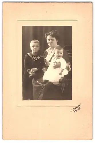 Fotografie E. Ehrhardt, Berlin-Steglitz, Schlossstrasse 129, Mutter mit Knaben im Matrosenanzug und Kleinkind