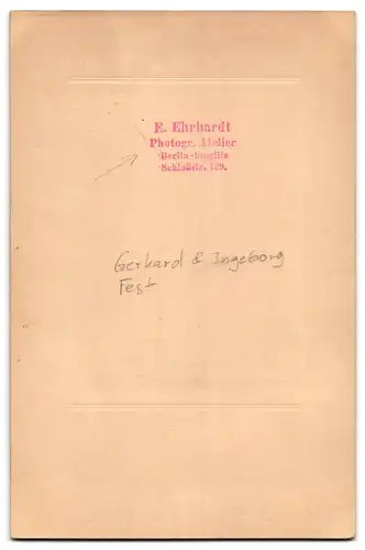 Fotografie E. Ehrhardt, Berlin-Steglitz, Schlossstrasse 129, Mutter mit Knaben im Matrosenanzug und Kleinkind