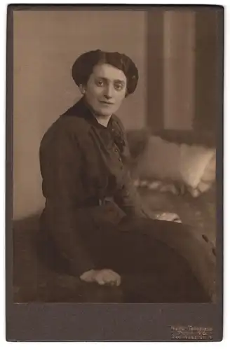 Fotografie Walter Taubmann, Pirna a. E., Jacobäerstrasse 6, Dame in feinem Kleid auf Bett sitzend