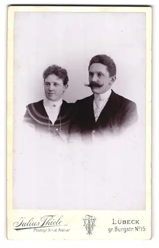 Fotografie Julius Thiele, Lübeck, Gr. Burgstrasse 15, Portrait Herr mit imposantem Schnauzbart und Gattin