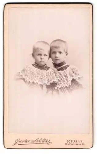 Fotografie Gustav Schlüter, Goslar a/H, Breitestrasse 91, Portrait zwei Kinder in identischer Kleidung