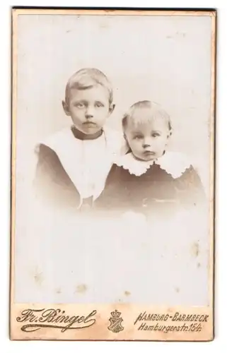 Fotografie Fr. Bingel, Hamburg-Barmbeck, Hamburgerstrasse 154, Portrait Kleinkind und älterer Bruder