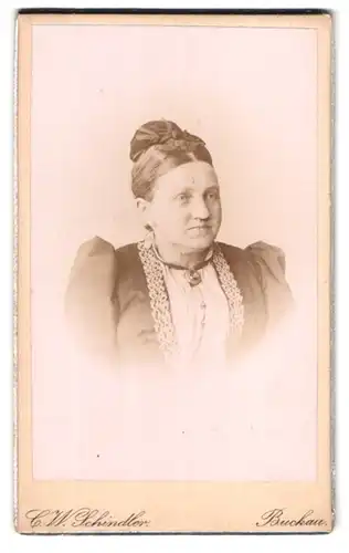 Fotografie C. W. Schindler, Buckau, Dorotheenstrasse 2, Portrait Greisin mit Kopfputz