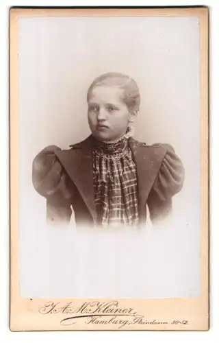 Fotografie J.A.M. Kleiner, Hamburg, Steindamm 50-52, Portrait Mädchen in festlicher Kleidung