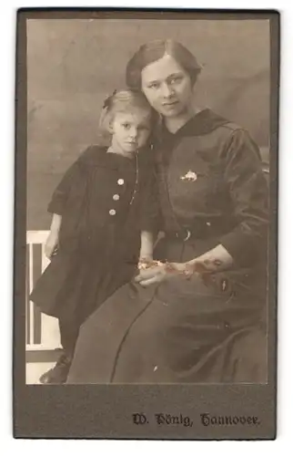 Fotografie W. König, Hannover, Bahnhofstrasse 4, Schöne Mutter und Tochter auf Bank