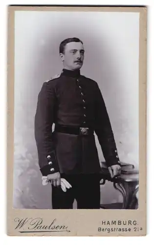 Fotografie W. Paulsen, Hamburg, Bergstrasse 21a, Deutscher Soldat in Uniform