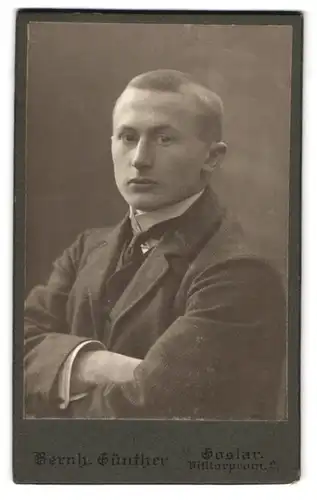 Fotografie Bernh. Günther, Goslar, Militärpromenade 2, Jüngling mit verschränkten Armen