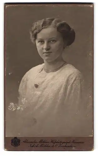 Fotografie Alexander Möhlen, Hannover, Fräulein in feinem Kleid mit gewelltem Haar
