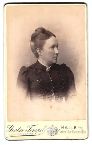 Fotografie Gustav Tempel, Halle / Saale, Neben den Kaisersälen, Dame mit geflochtenem Haar im Profil