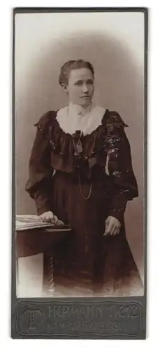Fotografie Hermann Tietz, Hamburg, Gr. Burstan 12 /14, Dame in feiner Robe