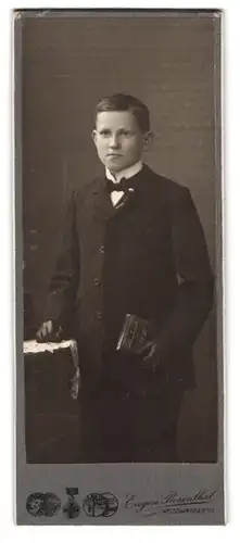 Fotografie Eugen Rosenthal, Weisswasser, Bahnhofstrasse, Knabe mit schwarzen Handschuhen