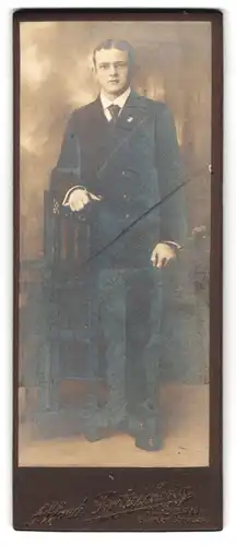 Fotografie Alfred Fritzsching, Löbau, Gartenstrasse, Junger Mann mit Mittelscheitel