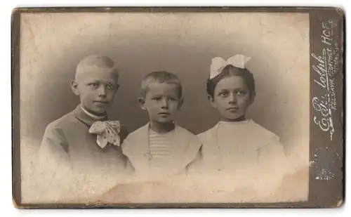 Fotografie E. Rudolph, Hof, Lorenzstrasse 3, Zwei Brüder und ihre Schwester mit Schleife