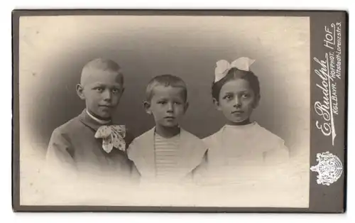 Fotografie E. Rudolph, Hof, Lorenzstrasse 3, Zwei Brüder und ihre Schwester mit Schleife