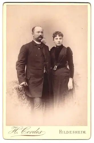 Fotografie H. Cordes, Hildesheim, Wohlhabendes Paar in eleganter Kleidung