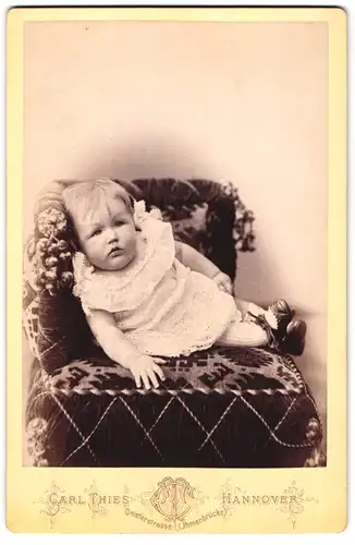 Fotografie Carl Thies, Hannover, Deisterstrasse 1, Süsses Kleinkind auf einem Sesselchen