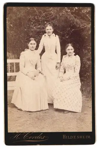 Fotografie H. Cordes, Hildesheim, Drei hübsche Mädchen in der Blüte ihrer Jugend