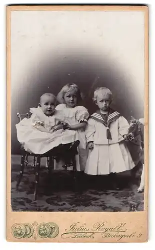 Fotografie Julius Rogall, Lübeck, Beckergrube 9, Kleine Kinder in süssen Kleidern