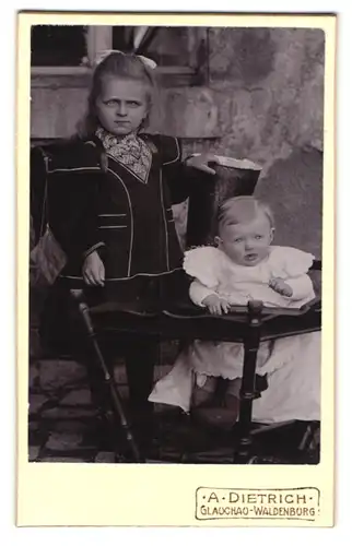 Fotografie A. Dietrich, Glauchau, Leipziger Strasse, Kleines Mädchen mit ihrer kleinen Schwester