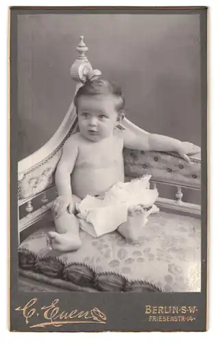 Fotografie C. Euen, Berlin, Friesenstrasse 14, Süsses Baby auf einem Sofa