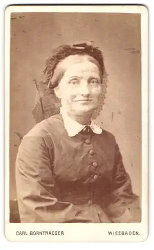 Fotografie Carl Borntraeger, Wiesbaden, Ältere Dame in schwarzem Kleid mit weissem Kragen