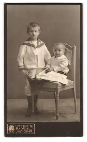 Fotografie Wertheim, Berlin, Oranienstrasse, Kleiner Junge mit seiner kleinen Schwester